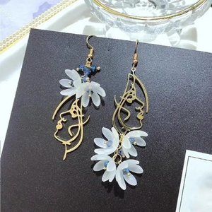 NWT TOTALLY UNIQUE! Gold Silhouette and White Floral Earrings